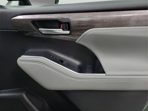 Used 2023 Toyota Highlander Platinum FWD image 16