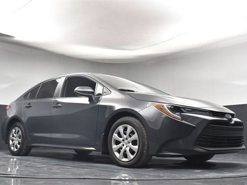 Used 2025 Toyota Corolla LE image 29