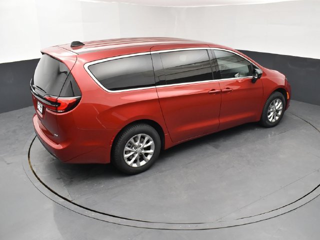 New 2026 Chrysler Pacifica Select AWD/4WD image 18
