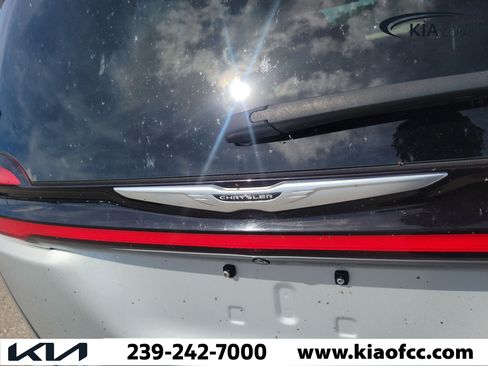 Used 2024 Chrysler Pacifica Touring-L FWD image 10