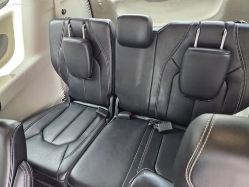 Used 2023 Chrysler Pacifica Touring-L FWD image 6