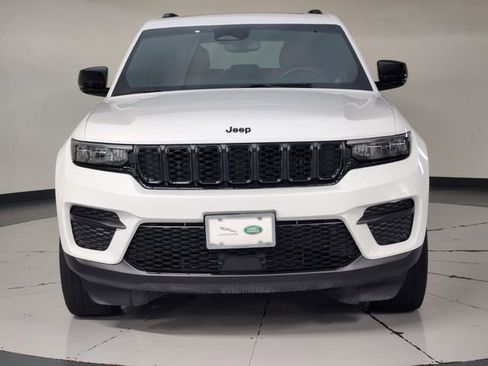 Used 2024 Jeep Grand Cherokee Altitude AWD/4WD image 9