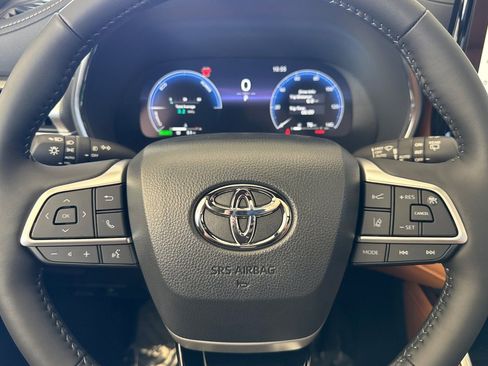 New 2026 Toyota Highlander Platinum image 23