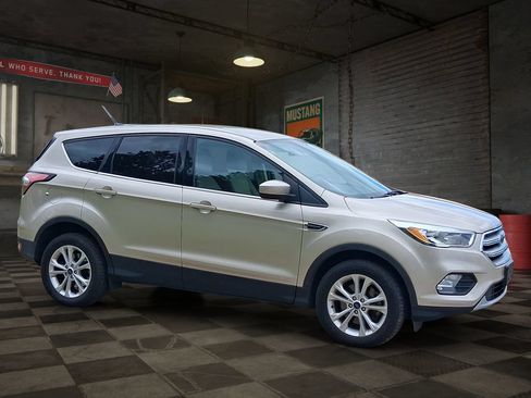 Used 2017 Ford Escape SE w/ SE Cold Weather Package AWD/4WD image 2