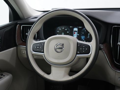 Used 2019 Volvo XC60 T6 Momentum w/ Multimedia Package image 14