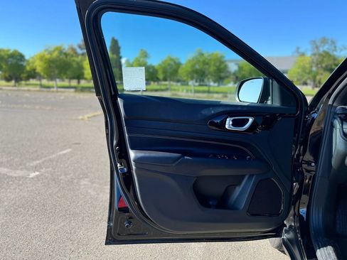 Used 2023 Jeep Compass Latitude image 9