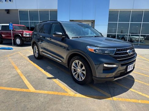 Used 2022 Ford Explorer XLT w/ Equipment Group 202A AWD/4WD image 2