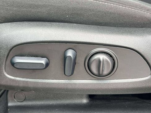 Used 2023 Chevrolet Traverse LT FWD image 19