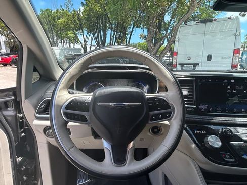 Used 2021 Chrysler Pacifica Limited AWD/4WD image 19