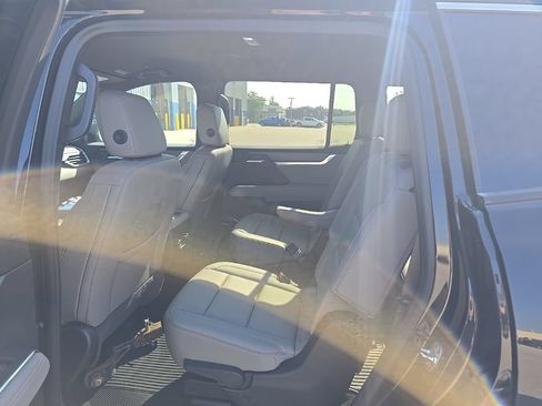 Used 2024 GMC Acadia Elevation w/ Trailering Package AWD/4WD image 17