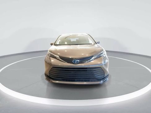 Used 2024 Toyota Sienna LE FWD image 3