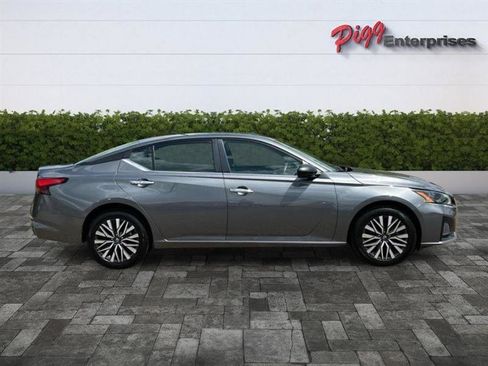 Used 2024 Nissan Altima 2.5 SV AWD/4WD image 7
