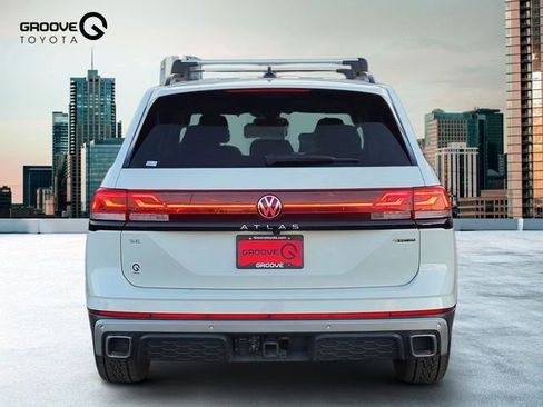 Used 2024 Volkswagen Atlas Peak Edition SE image 5