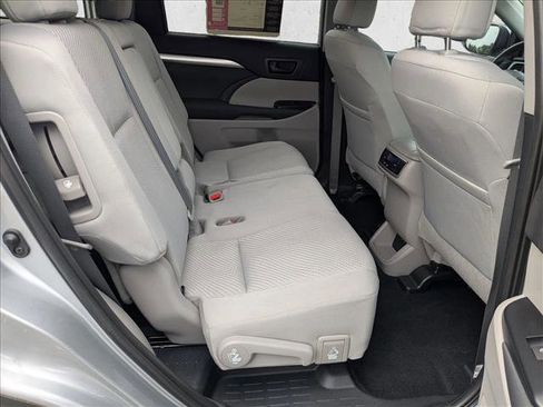 Used 2019 Toyota Highlander LE image 17
