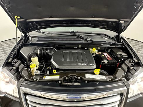 Used 2012 Chrysler Town & Country Touring-L w/ Premium Group FWD image 19