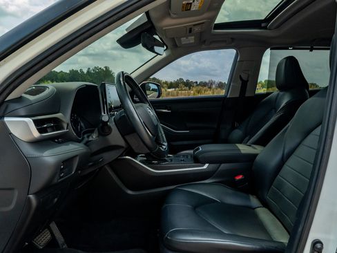 Used 2020 Toyota Highlander XLE FWD image 11