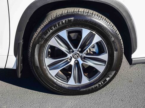 Certified 2025 Toyota Highlander XLE image 11