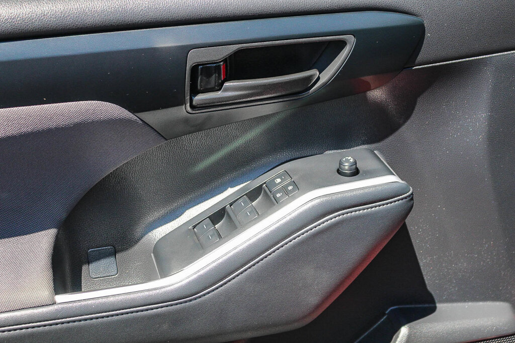 Used 2025 Toyota Highlander LE FWD image 11