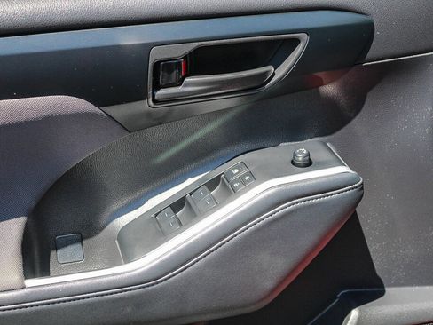 Certified 2025 Toyota Highlander LE FWD image 11