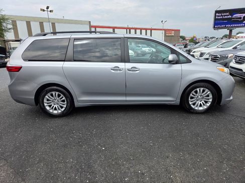 Used 2015 Toyota Sienna XLE FWD image 4