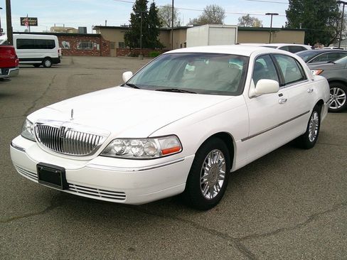 Used 2009 Lincoln Town Car Signature Limited image 3