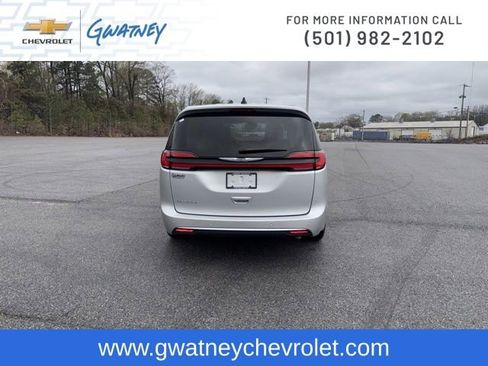 Used 2024 Chrysler Pacifica Touring-L image 6