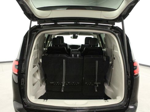 Used 2023 Chrysler Pacifica Touring-L FWD image 16