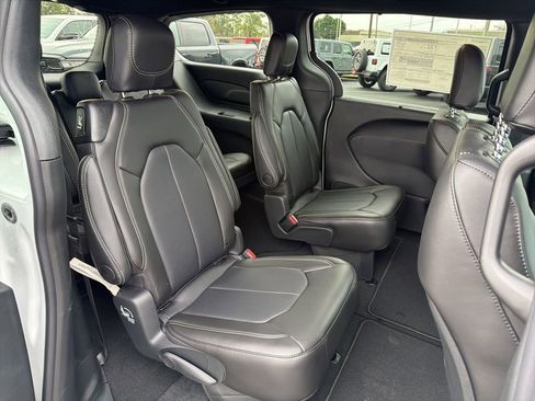 New 2026 Chrysler Pacifica Select FWD image 16