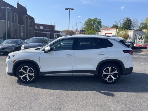 Used 2025 Volkswagen Tiguan SE image 4