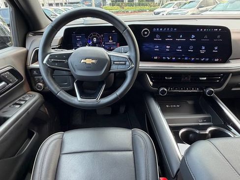 Used 2025 Chevrolet Suburban Premier AWD/4WD image 17