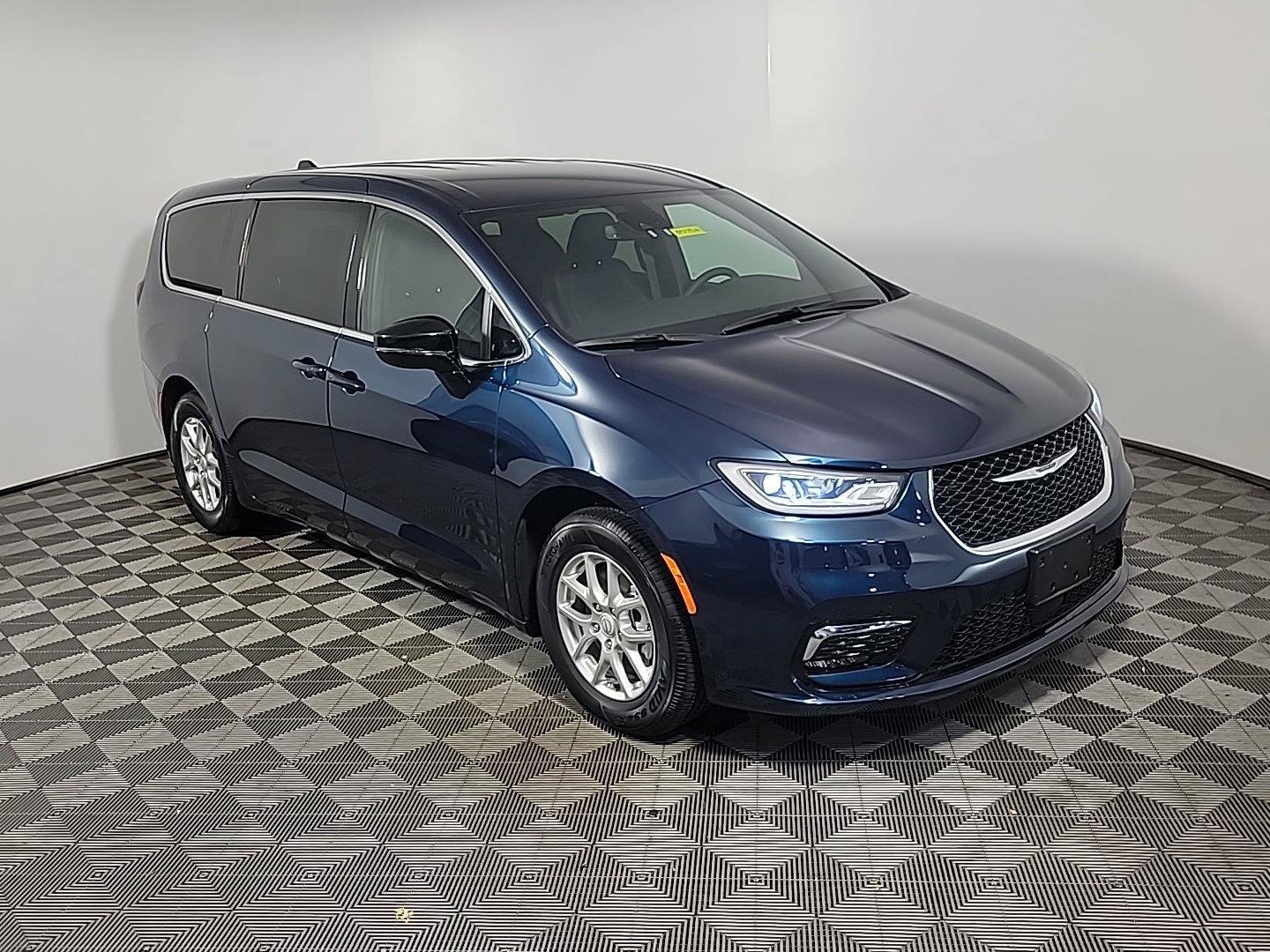 Used 2025 Chrysler Pacifica Select FWD image 2