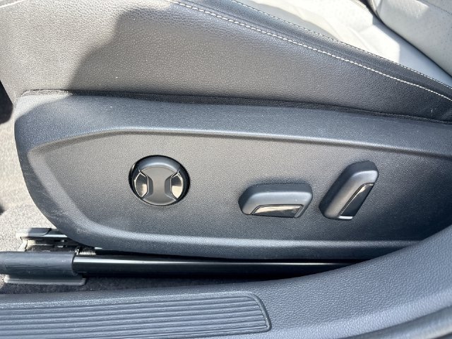 Used 2025 Volkswagen Jetta SE FWD image 12