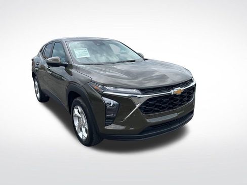 Used 2024 Chevrolet Trax LS w/ LS Convenience Package FWD image 8