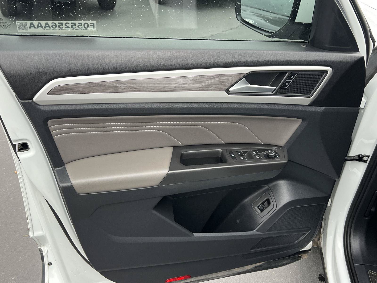 Used 2022 Volkswagen Atlas Cross Sport SE FWD image 30