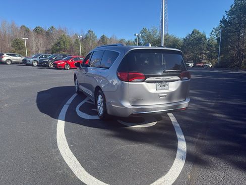 Used 2018 Chrysler Pacifica Touring-L image 7