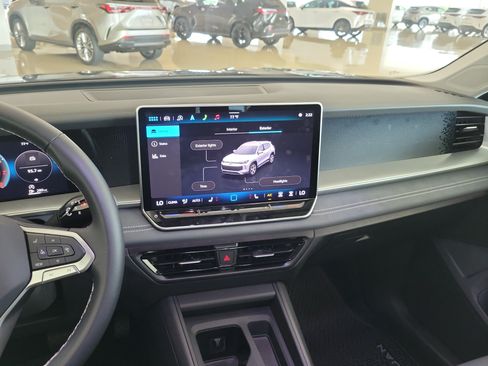Used 2025 Volkswagen Tiguan SE FWD image 20