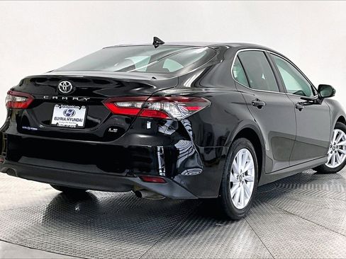Used 2022 Toyota Camry LE image 2