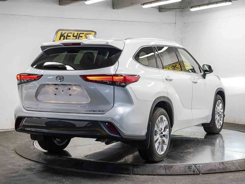 Used 2022 Toyota Highlander Limited AWD/4WD image 4
