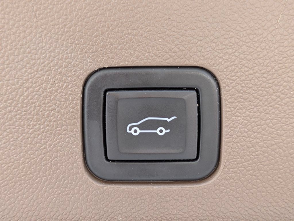 Used 2023 GMC Yukon Denali RWD image 14