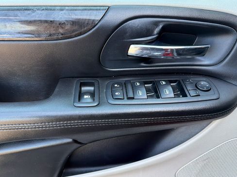 Used 2013 Dodge Grand Caravan SXT FWD image 12