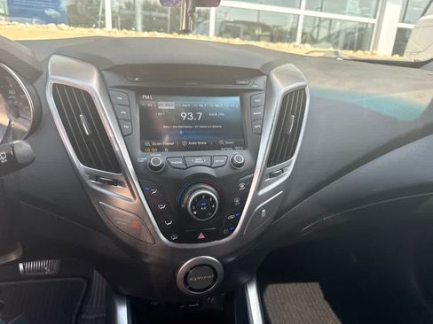Used 2014 Hyundai Veloster FWD image 4