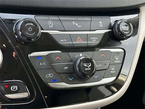 Used 2020 Chrysler Pacifica Touring-L image 22