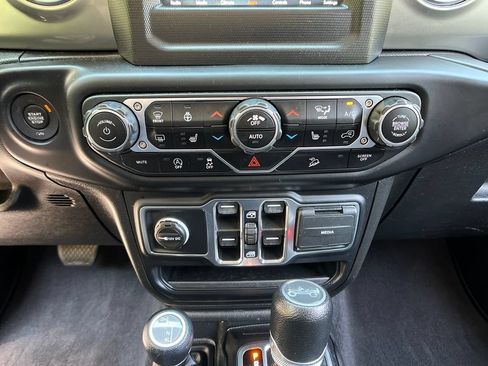 Used 2019 Jeep Wrangler Unlimited Sahara w/ Cold Weather Group AWD/4WD image 17