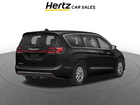 Used 2024 Chrysler Pacifica Touring-L FWD image 2