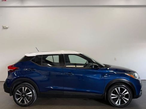 Used 2018 Nissan Kicks SV FWD image 2