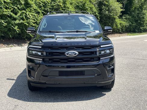 Used 2024 Ford Expedition Limited AWD/4WD image 3