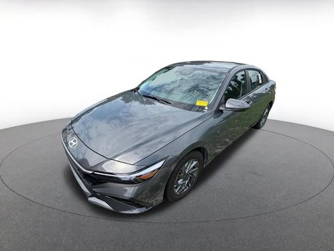 Used 2026 Hyundai Elantra Hybrid FWD image 4