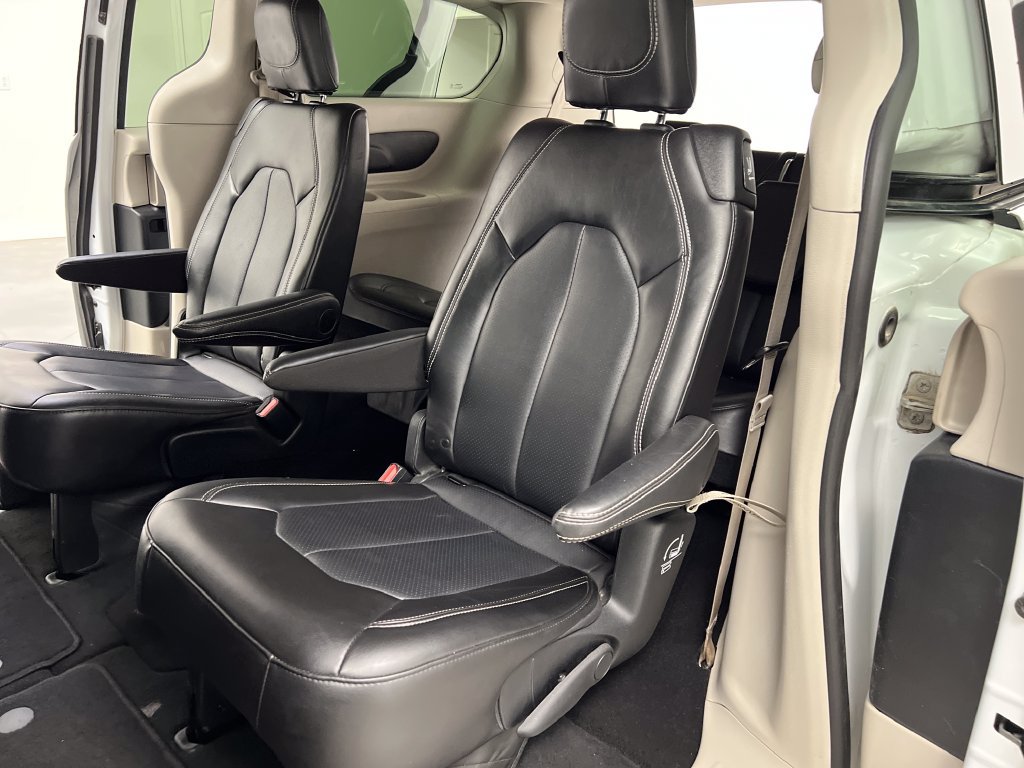 Used 2024 Chrysler Pacifica Touring-L FWD image 16