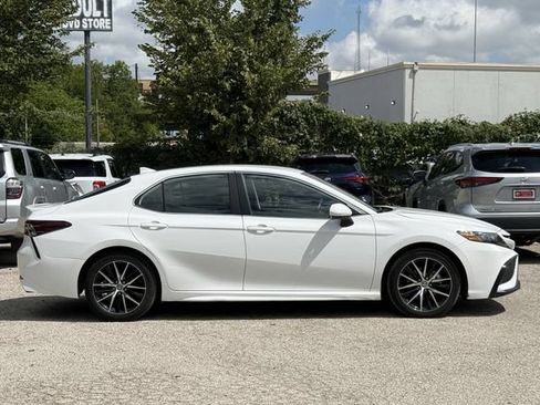 Used 2024 Toyota Camry SE FWD image 3