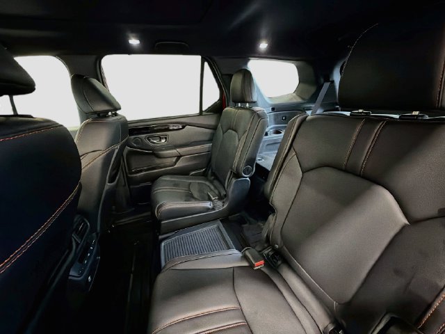 Used 2025 Honda Pilot TrailSport image 14